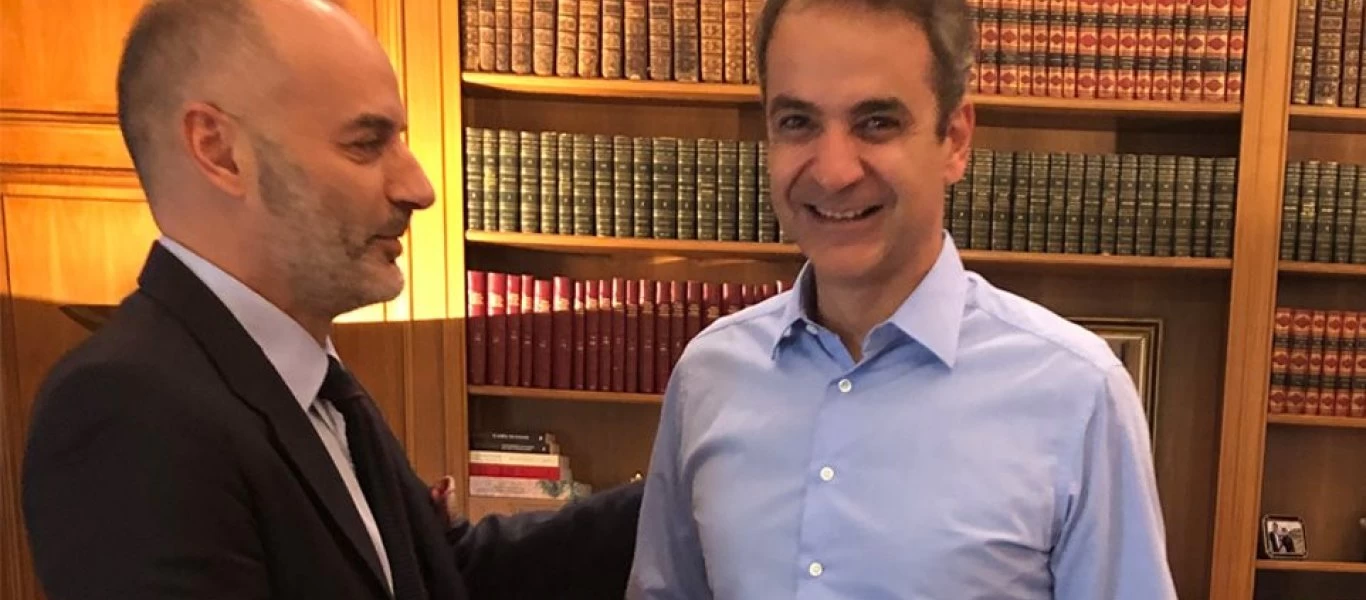 Πρόβα στο Μαξίμου - Αυτός είναι ο Έλληνας σχεδιαστής που επιμελείται την ενδυματολογική εμφάνιση του Κ.Μητσοτάκη (φώτο)